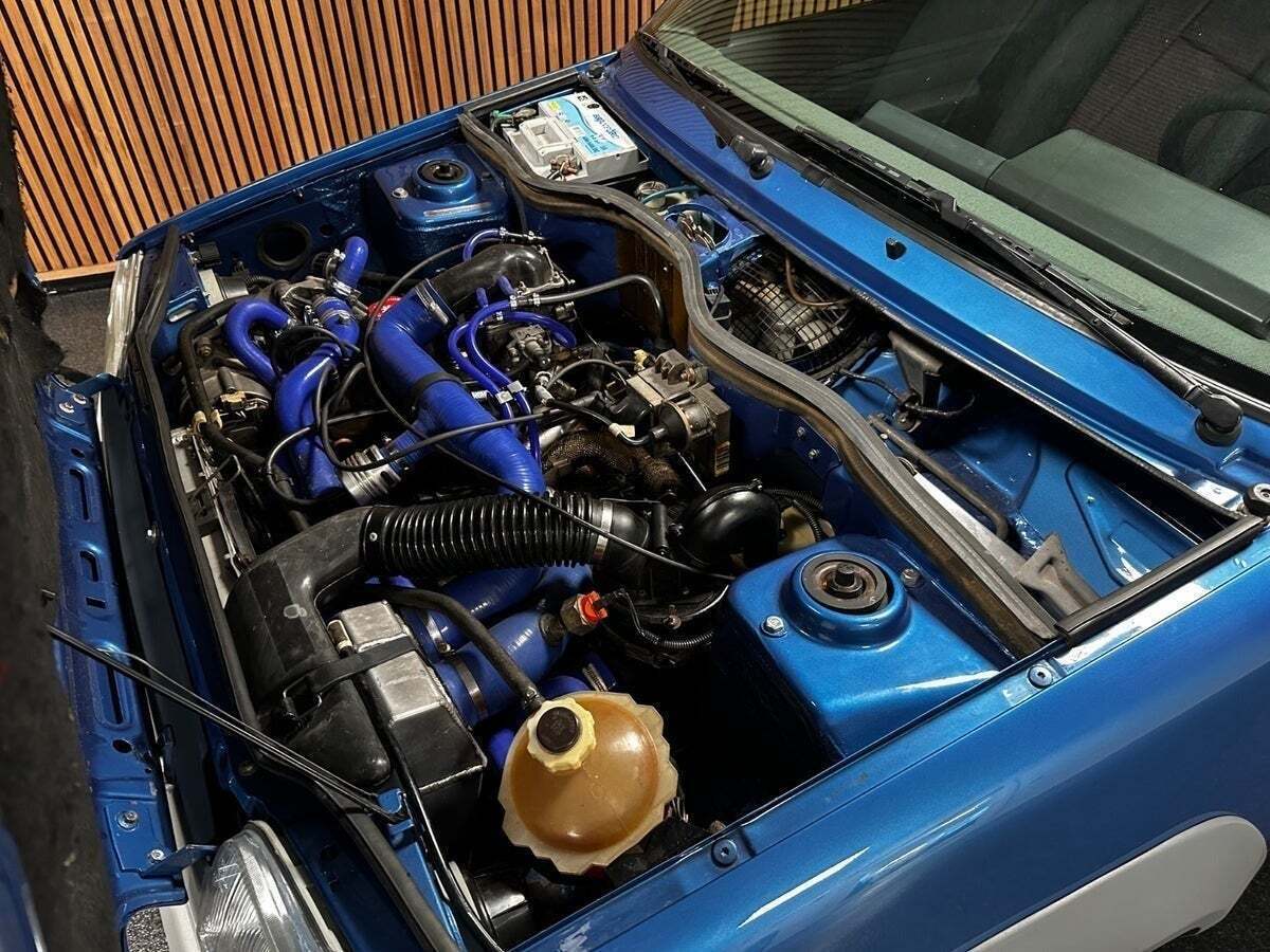 Blå Renault 5 fra 1986 set udefra