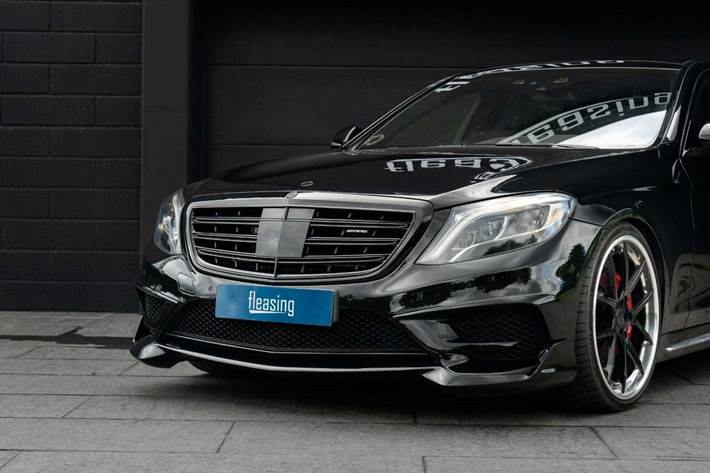 Sort Mercedes S63 fra 2015 set udefra