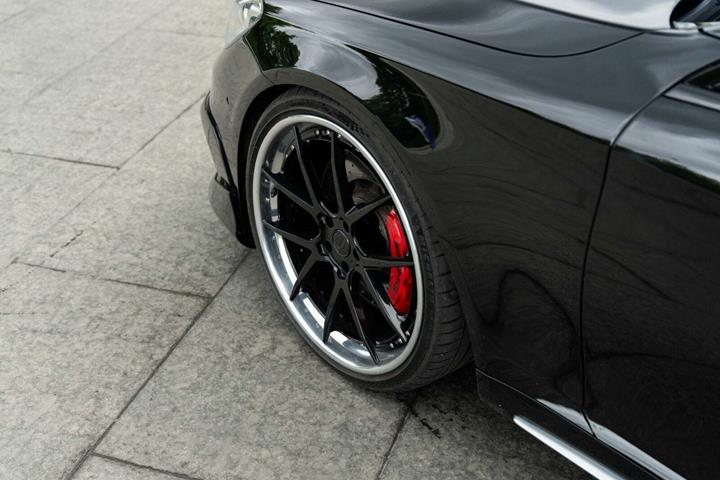Sort Mercedes S63 fra 2015 set udefra