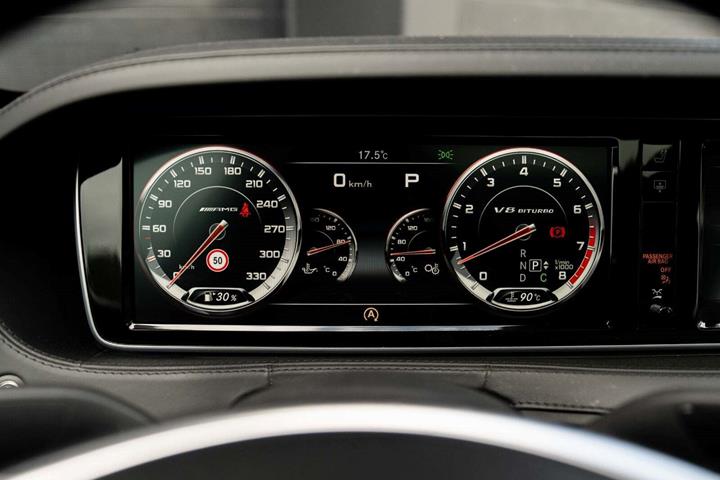 Sort Mercedes S63 fra 2015 set indefra