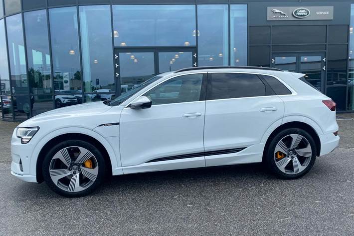 Hvid Audi e-tron fra 2019