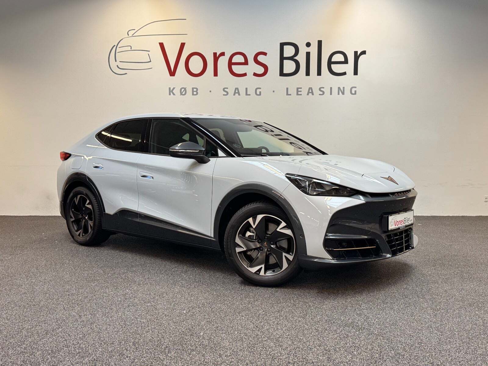 Hvid Cupra Tavascan fra 2025 set udefra