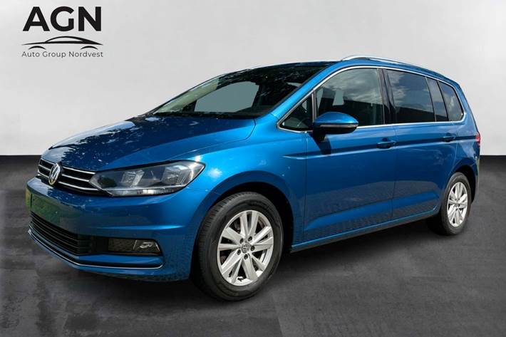 Blå VW Touran fra 2020 set udefra