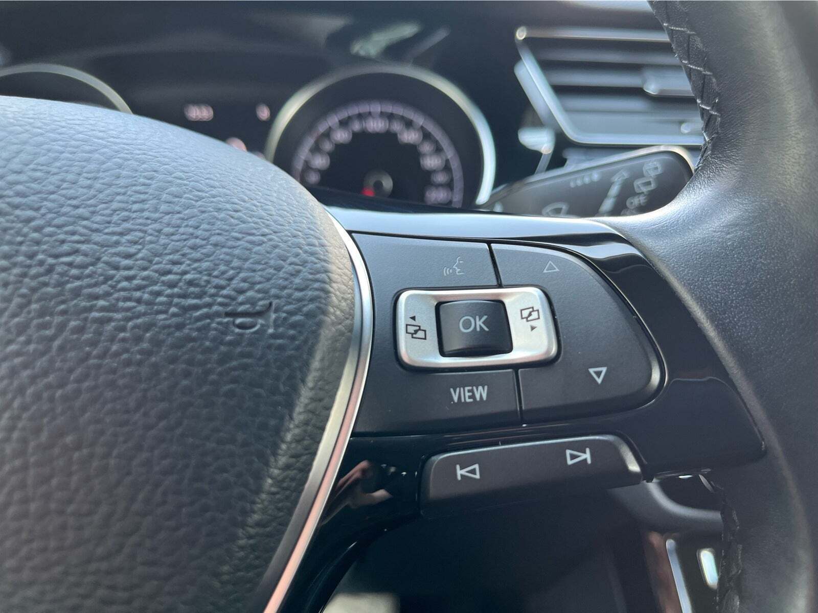 Blå VW Touran fra 2020