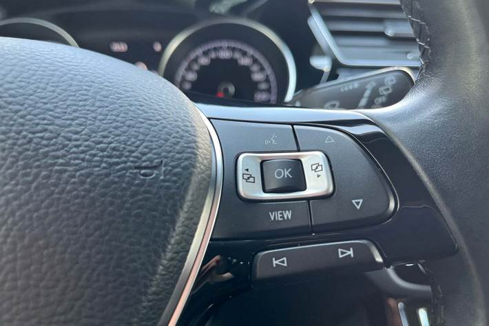 Blå VW Touran fra 2020