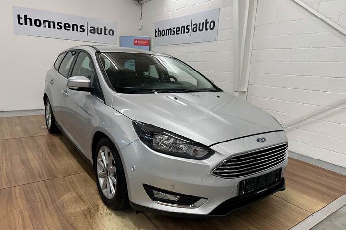 Sølv Ford Focus fra 2015 set udefra