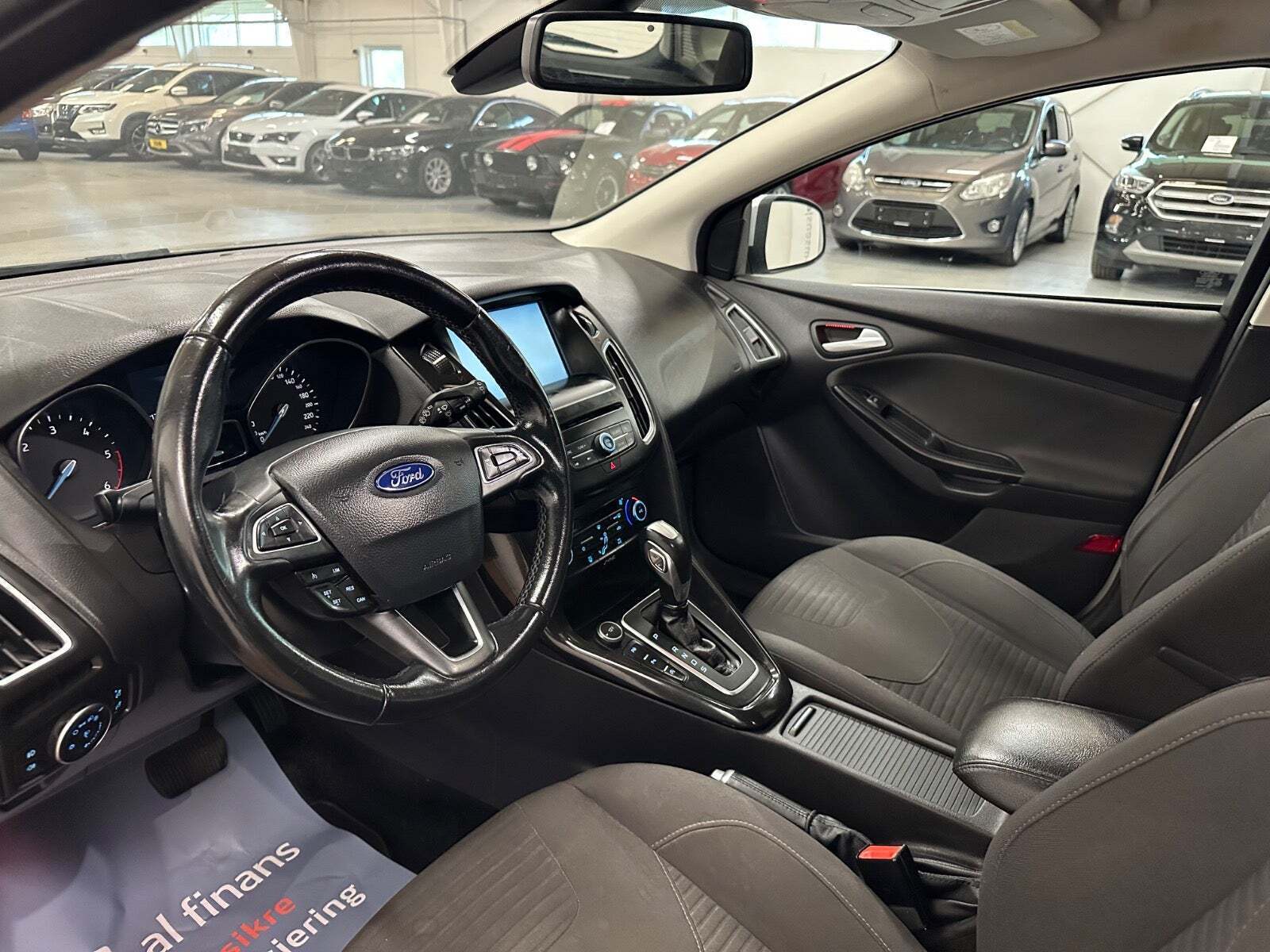 Sølv Ford Focus fra 2015 set indefra