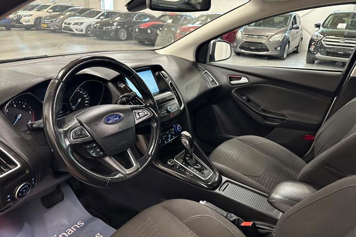 Sølv Ford Focus fra 2015 set indefra