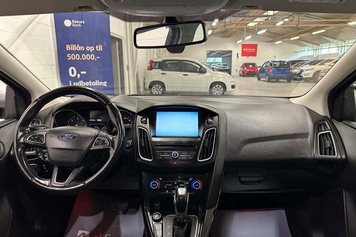 Sølv Ford Focus fra 2015 set indefra