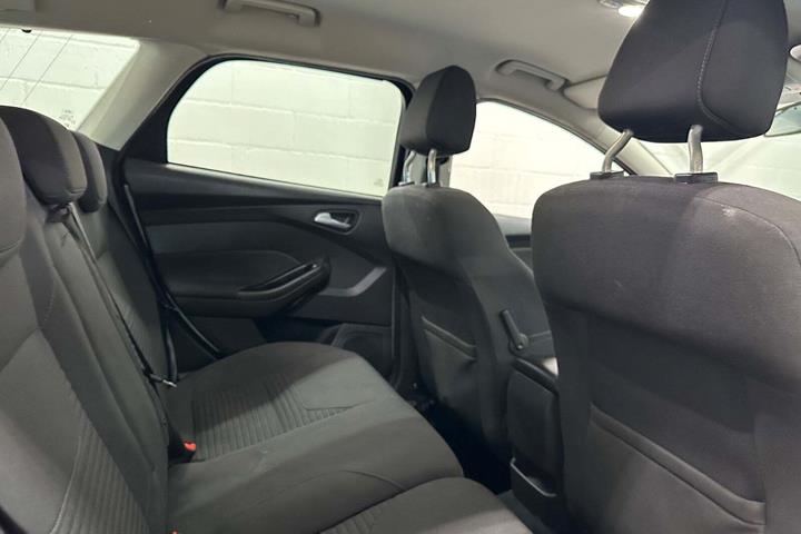 Sølv Ford Focus fra 2015 set indefra
