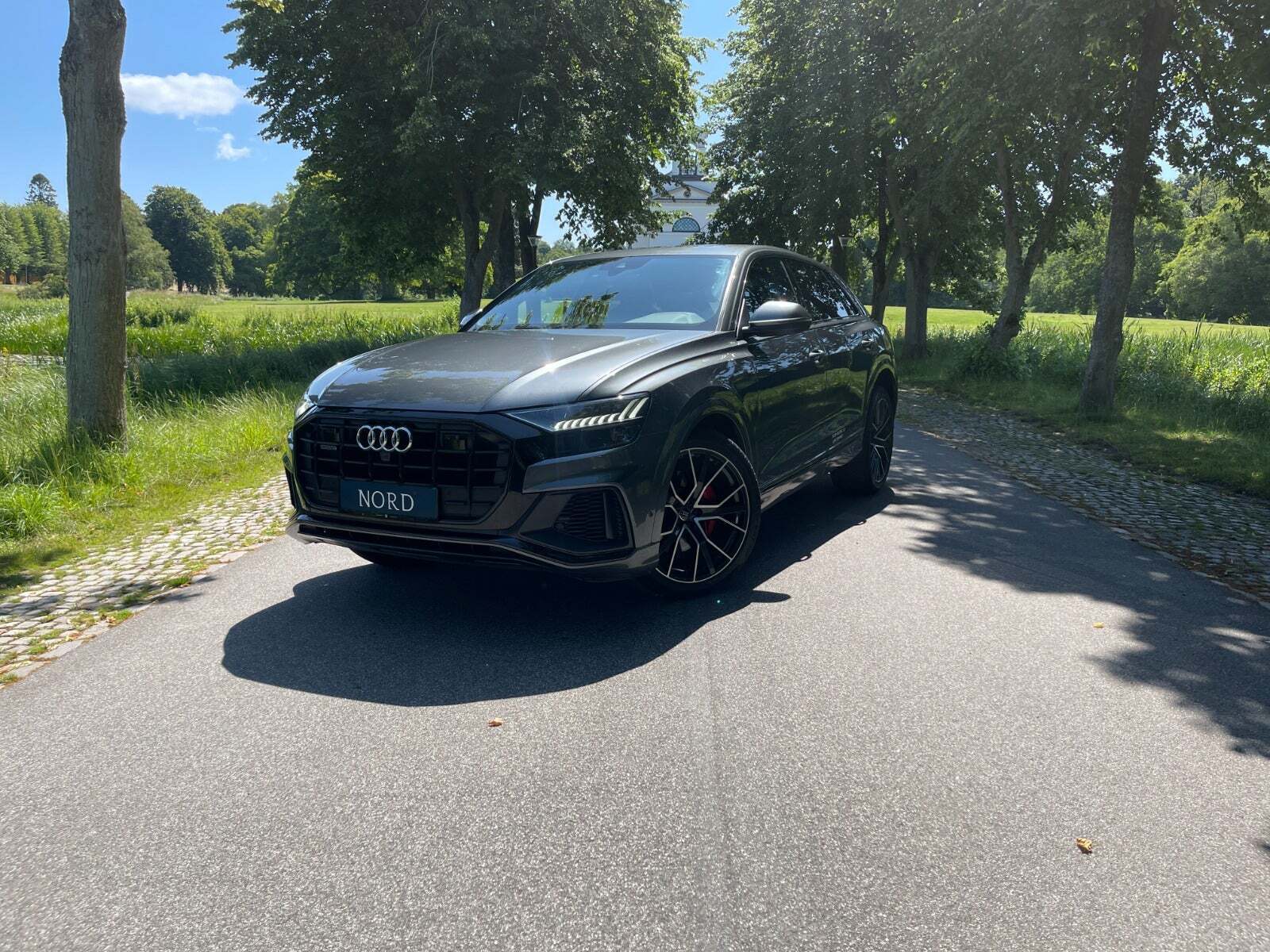Grå Audi Q8 fra 2019 set udefra