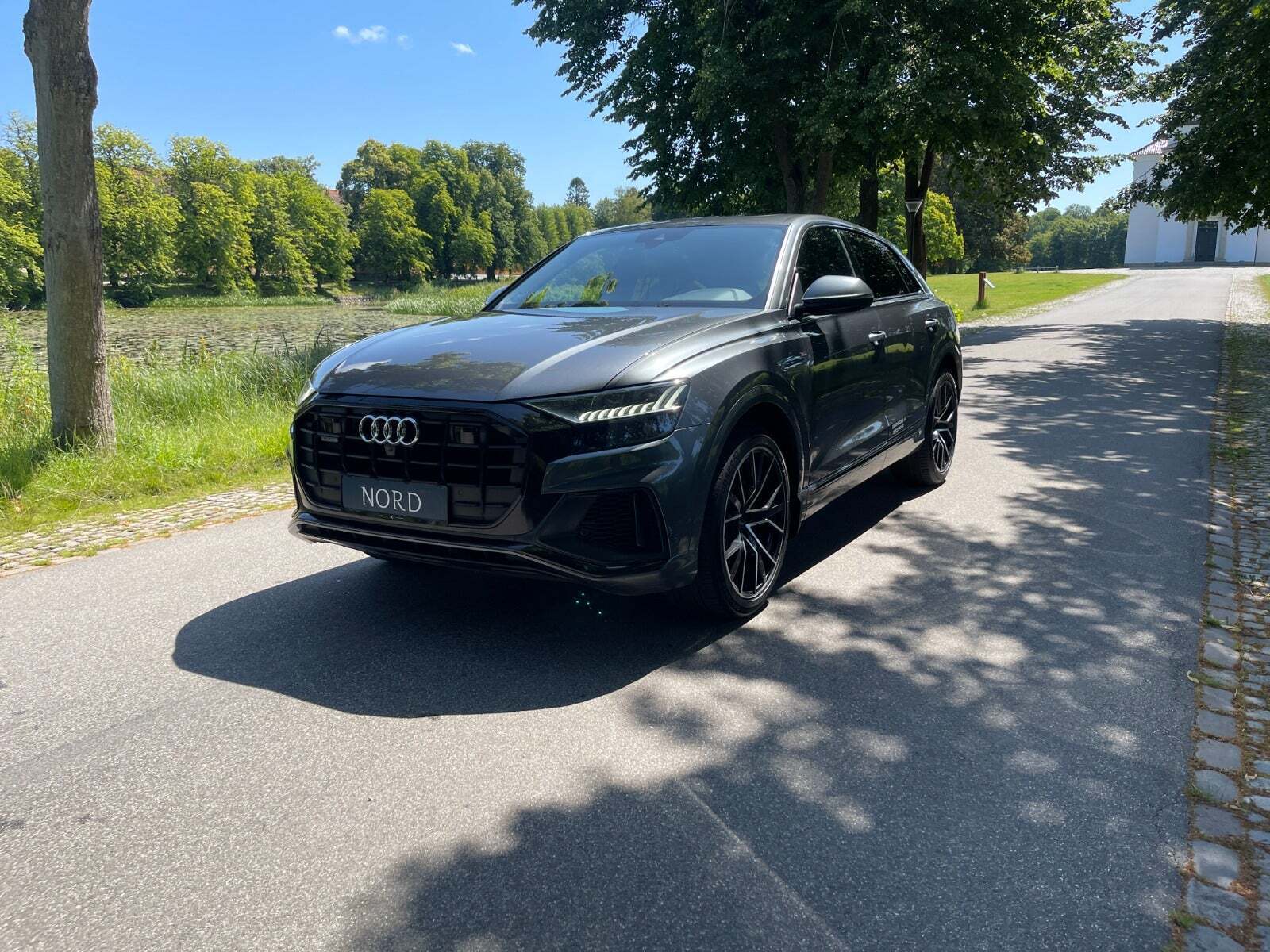 Grå Audi Q8 fra 2019 set udefra