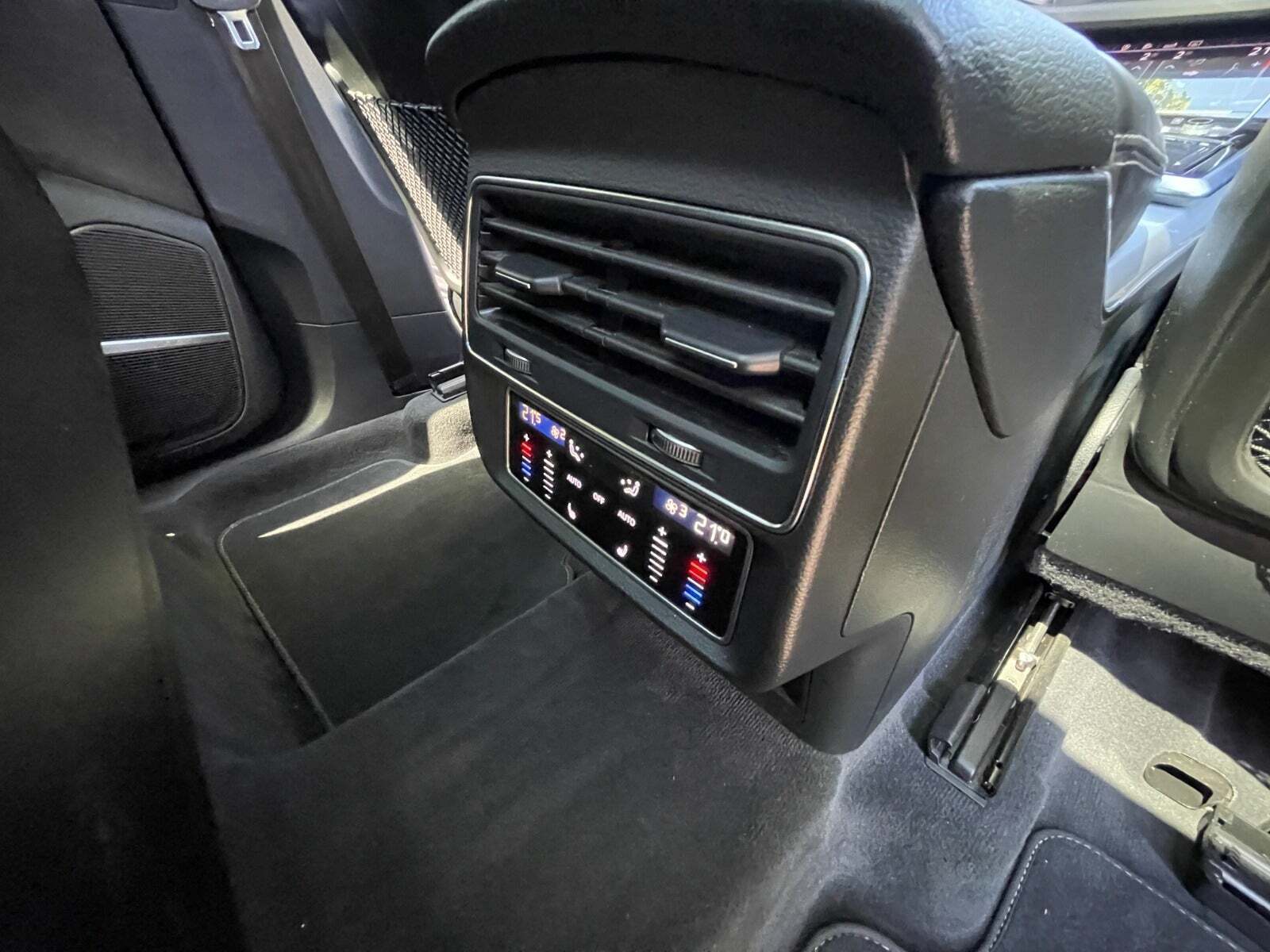 Grå Audi Q8 fra 2019