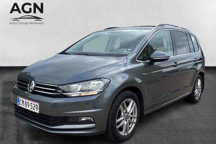 Grå VW Touran fra 2019 set udefra