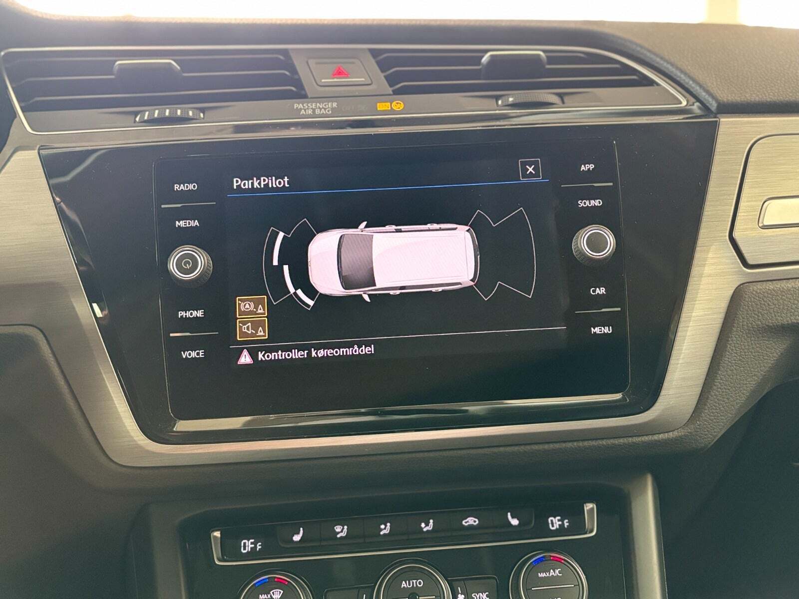 Grå VW Touran fra 2019