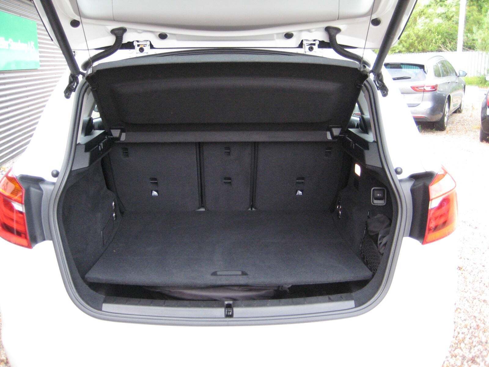 Hvid BMW 225xe fra 2019