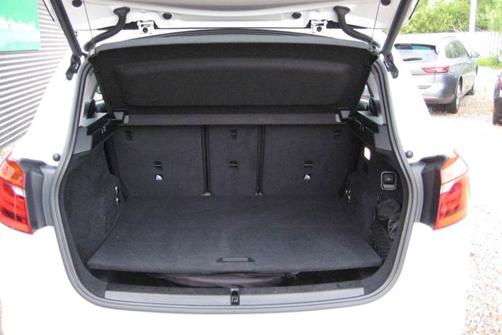 Hvid BMW 225xe fra 2019 set udefra