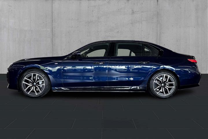 Blå BMW i7 fra 2024