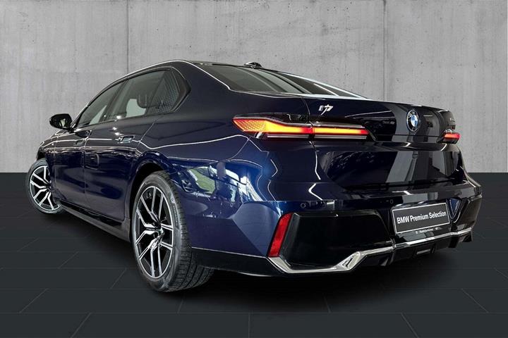 Blå BMW i7 fra 2024