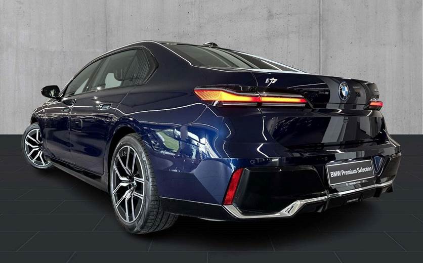 BMW i7