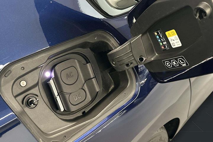 Blå BMW i7 fra 2024