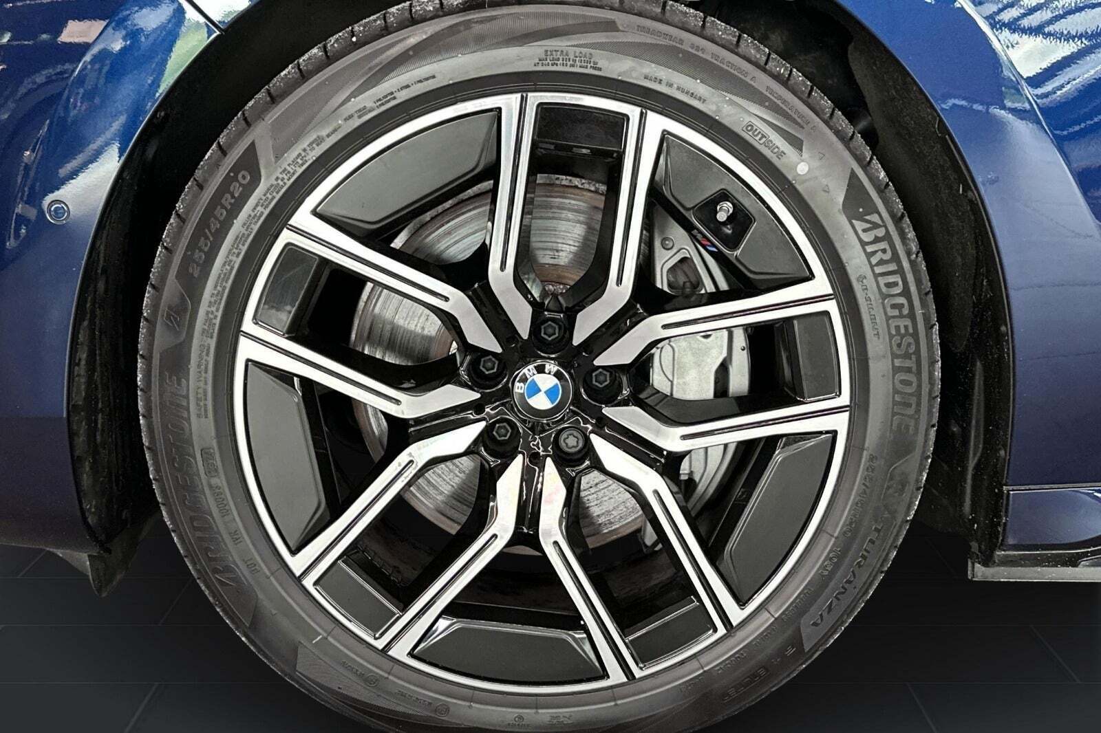 Blå BMW i7 fra 2024