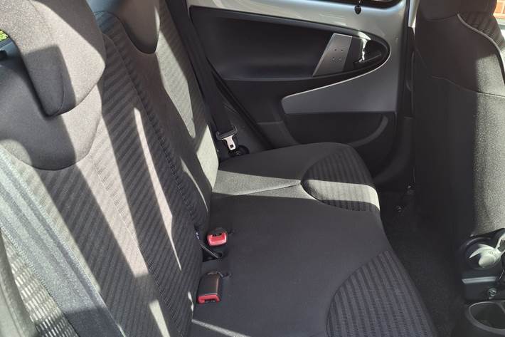 Grå Peugeot 107 fra 2014