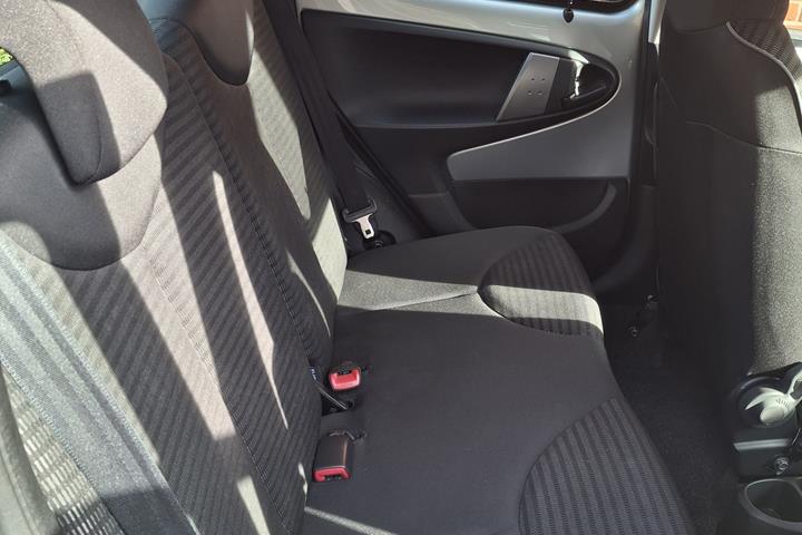 Grå Peugeot 107 fra 2014