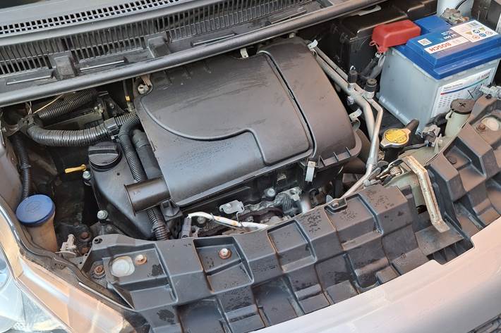 Grå Peugeot 107 fra 2014