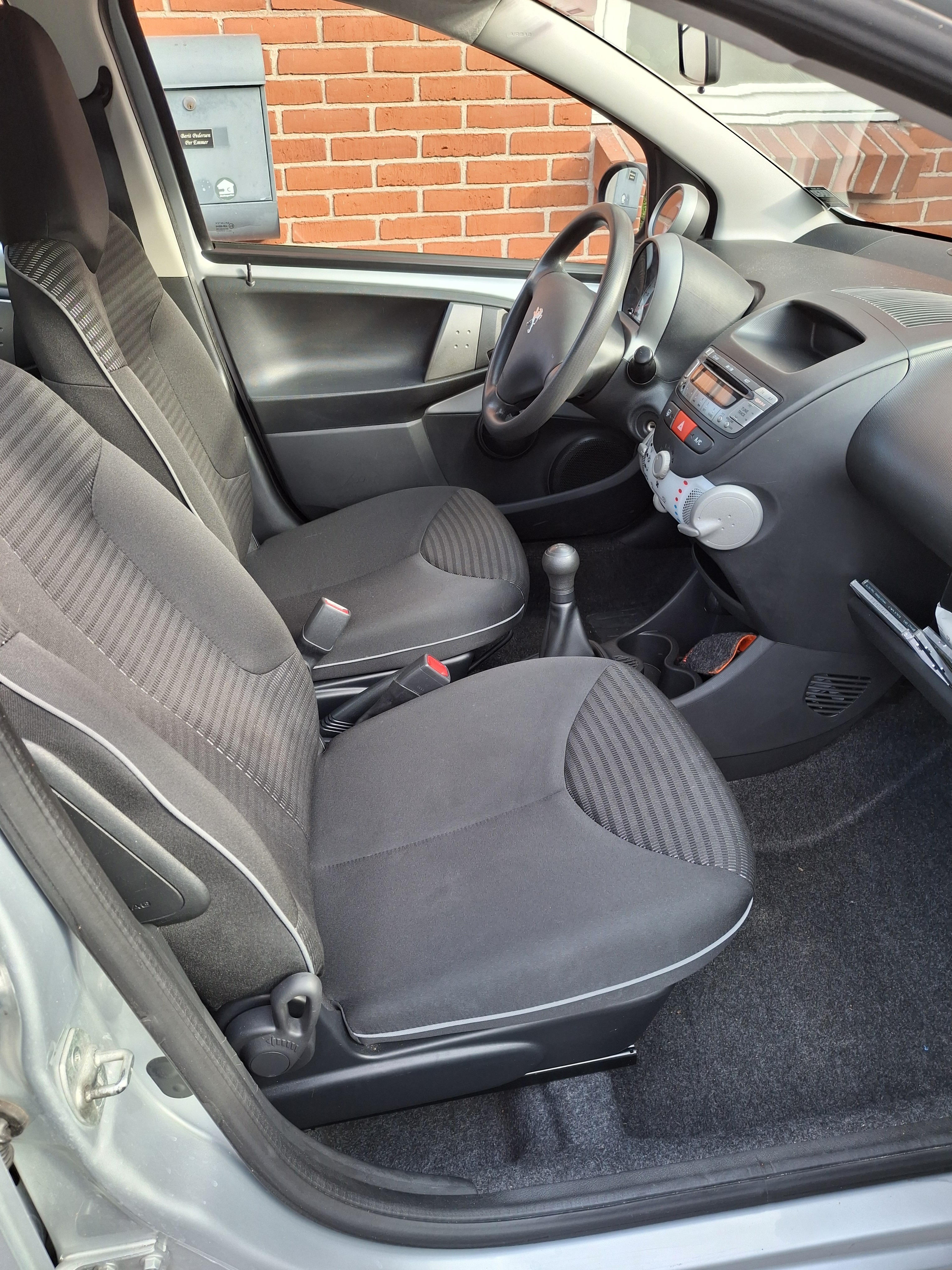 Grå Peugeot 107 fra 2014