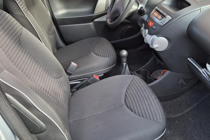 Grå Peugeot 107 fra 2014