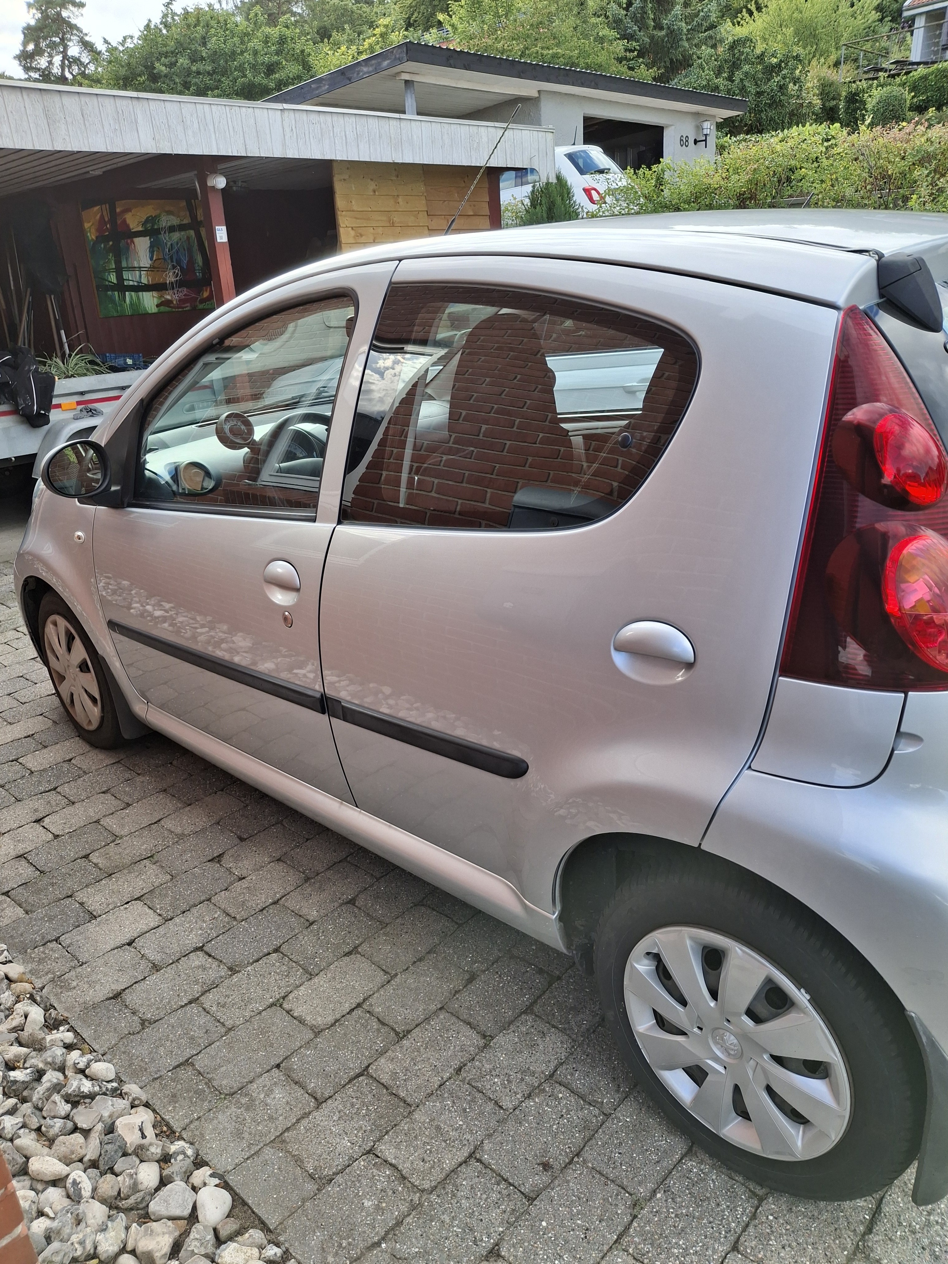 Grå Peugeot 107 fra 2014