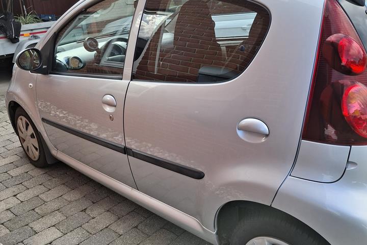 Grå Peugeot 107 fra 2014
