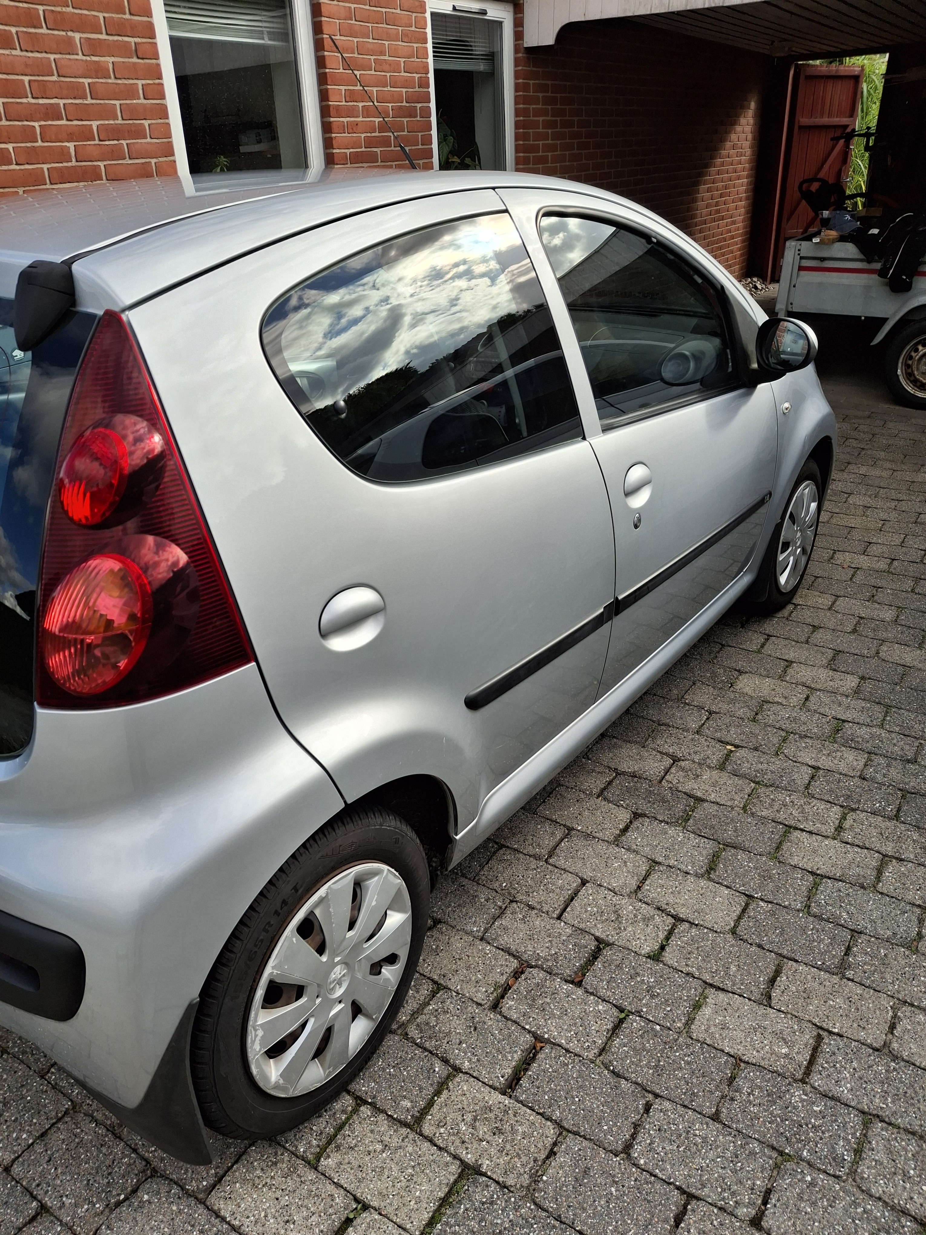 Grå Peugeot 107 fra 2014