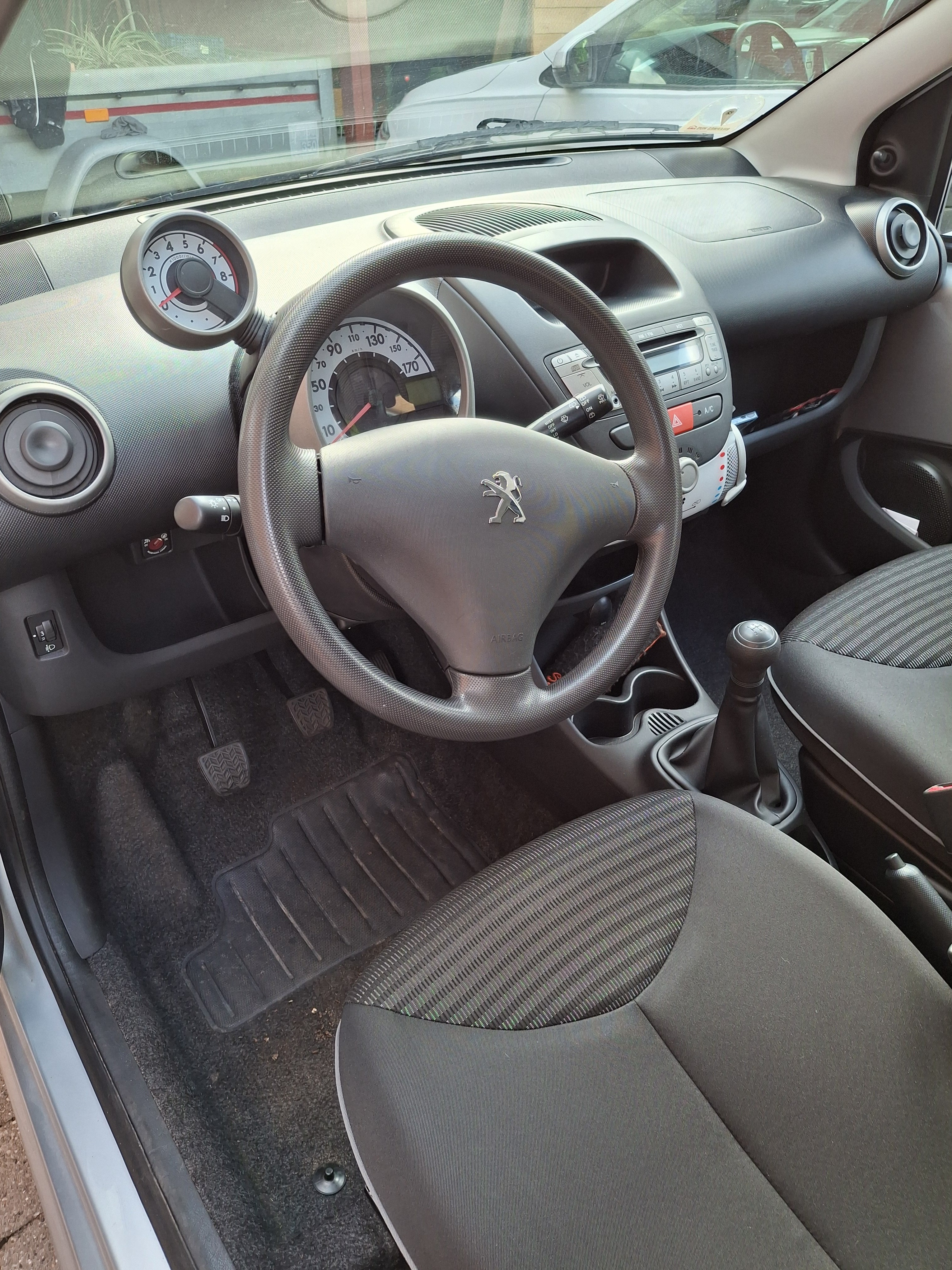 Grå Peugeot 107 fra 2014