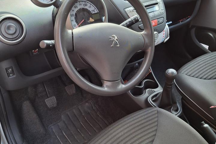 Grå Peugeot 107 fra 2014