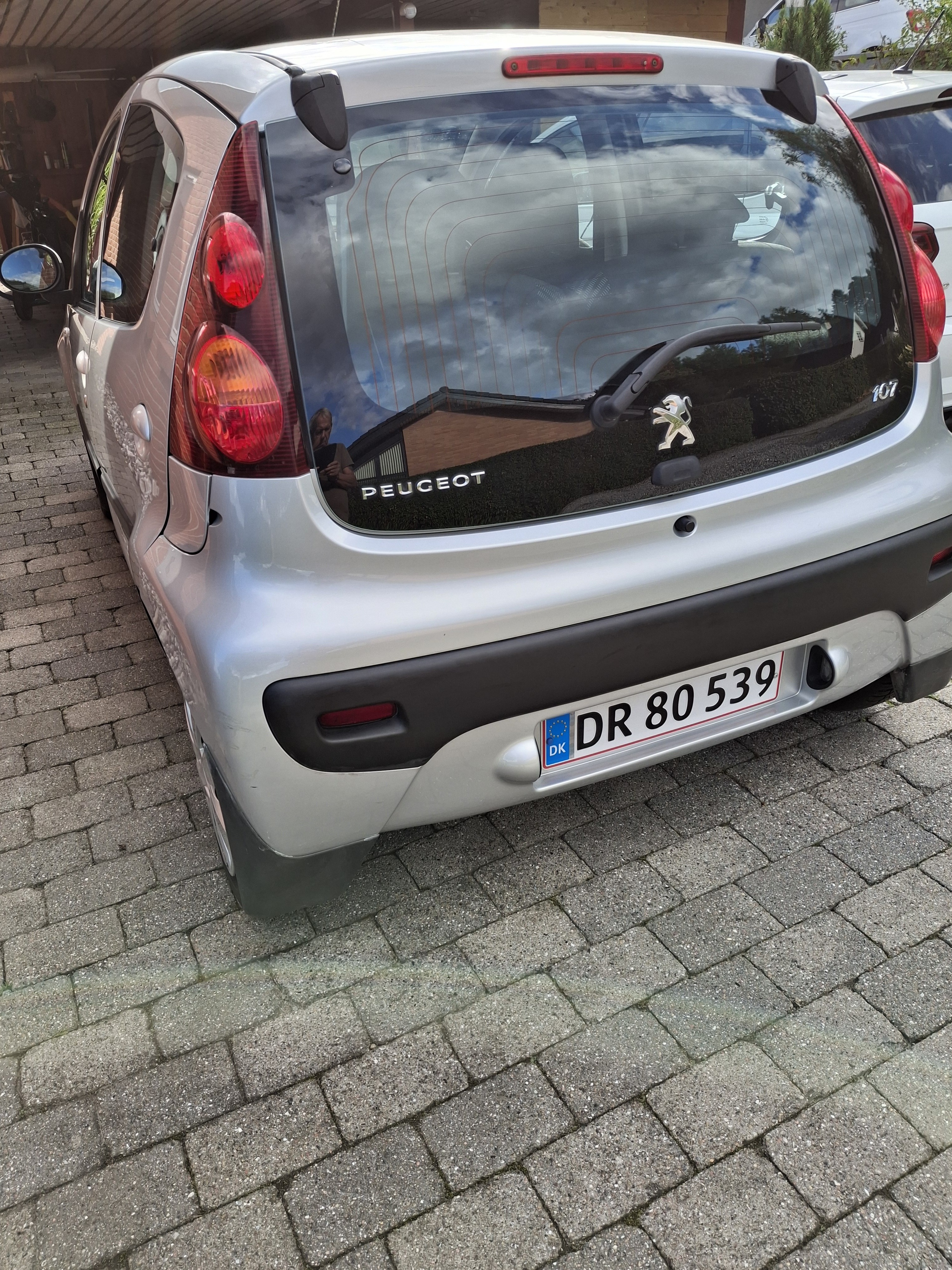 Grå Peugeot 107 fra 2014
