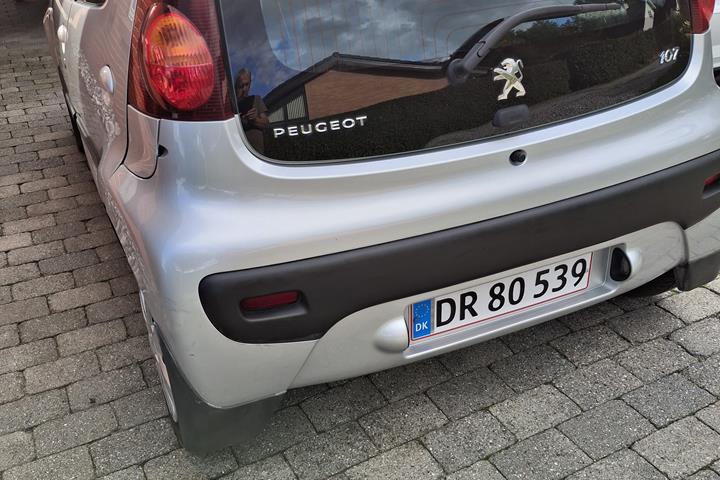 Grå Peugeot 107 fra 2014