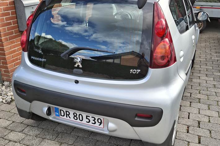 Grå Peugeot 107 fra 2014