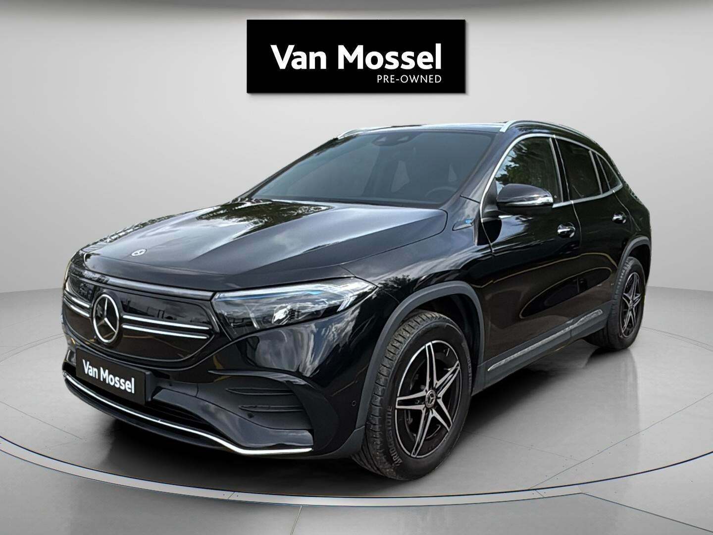 Sort Mercedes EQA350 fra 2022 set udefra
