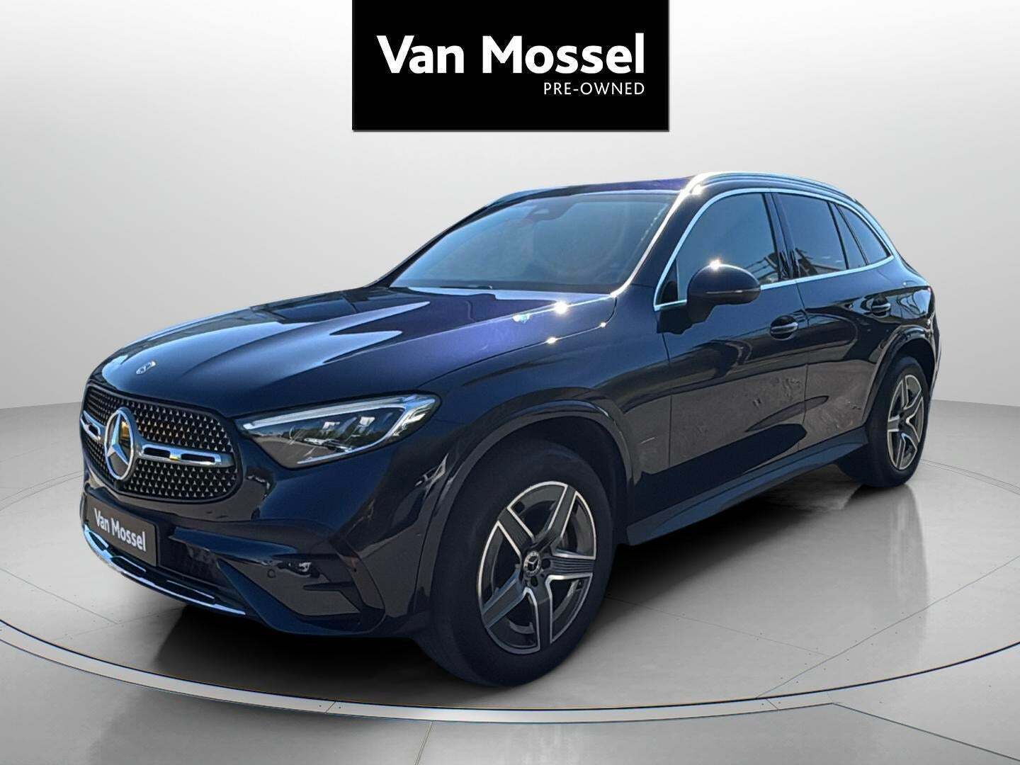 Blå Mercedes GLC300 e fra 2023 set udefra