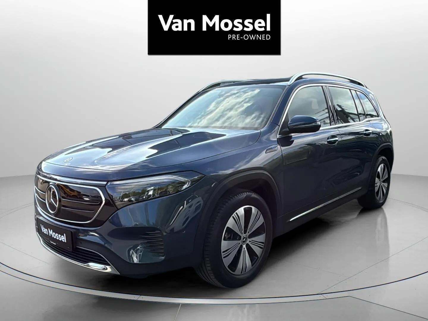 Blå Mercedes EQB350 fra 2022 set udefra