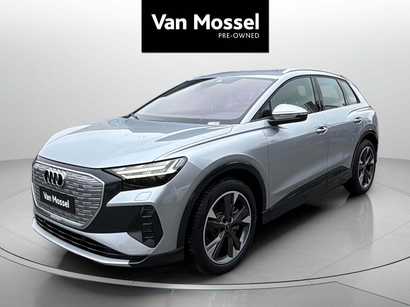 Sølv Audi Q4 e-tron fra 2024 set udefra