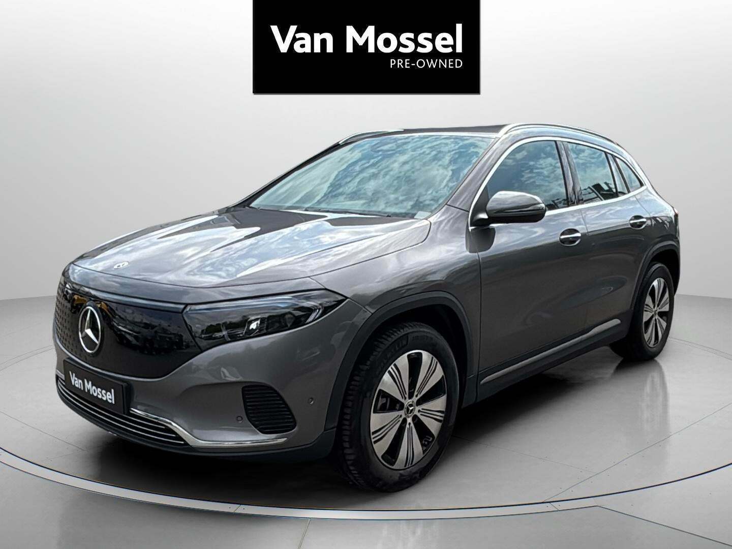 Grå Mercedes EQA300 fra 2024 set udefra