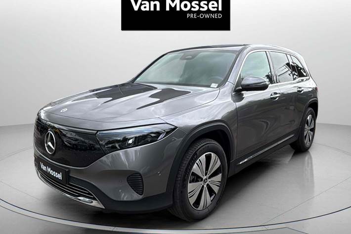 Grå Mercedes EQB300 fra 2024 set udefra