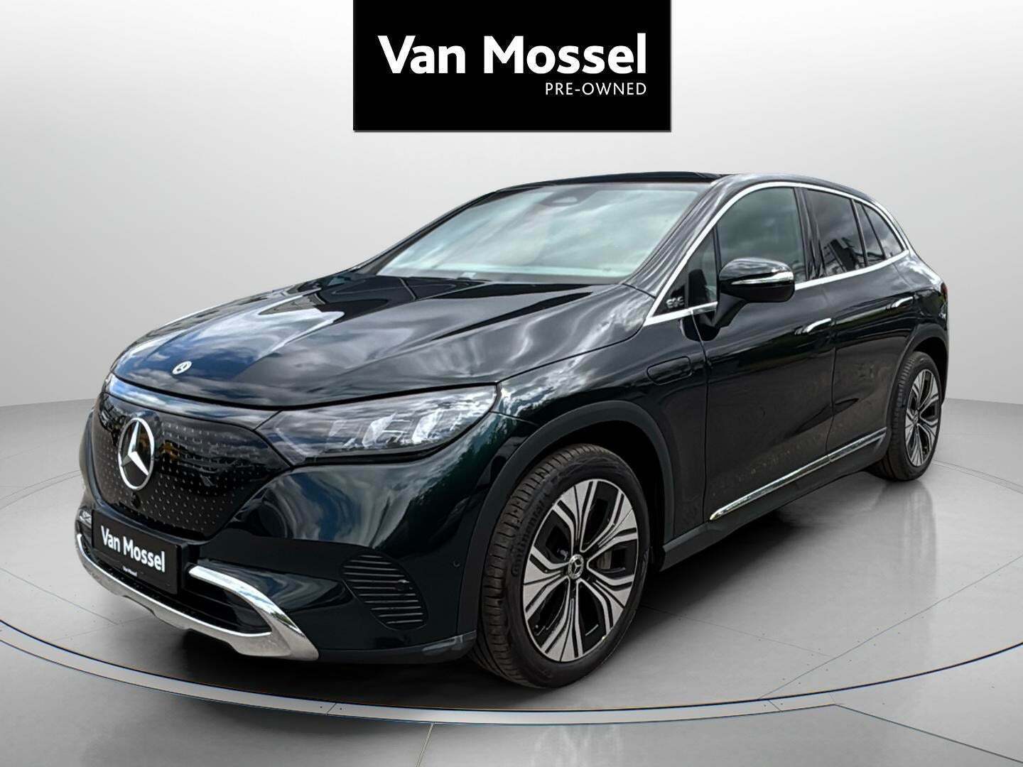 Grøn Mercedes EQE350 SUV fra 2023 set udefra