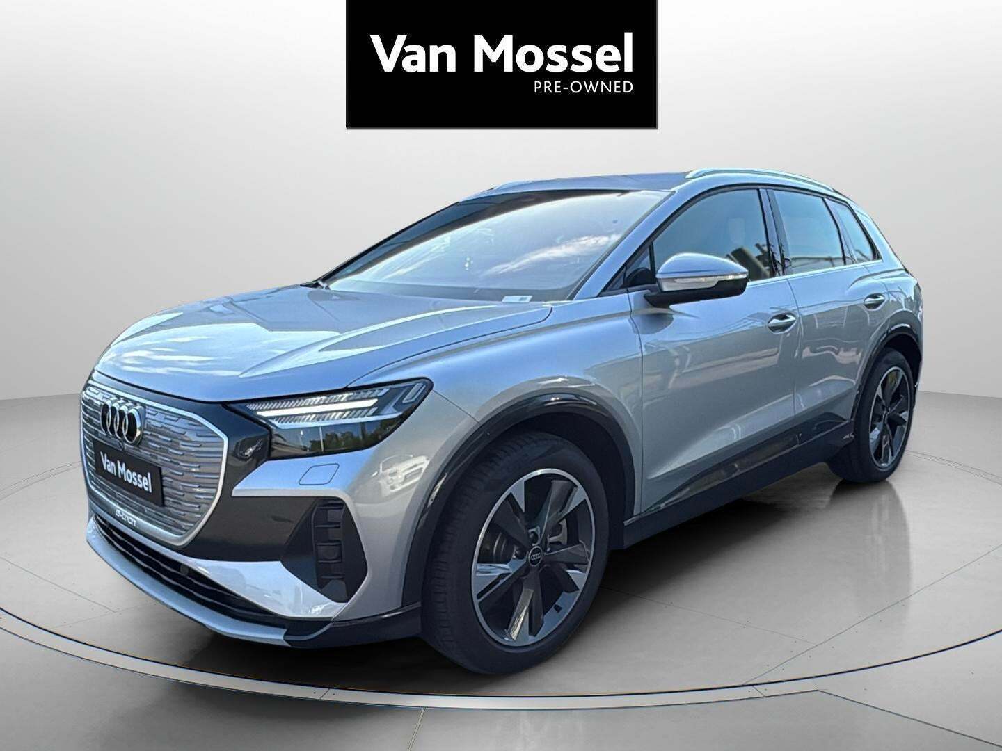 Sølv Audi Q4 e-tron fra 2024 set udefra