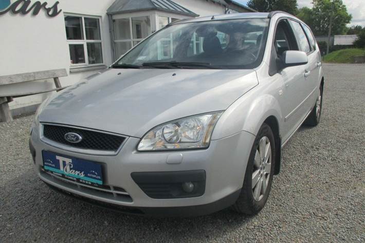 Sølv Ford Focus fra 2005 set udefra