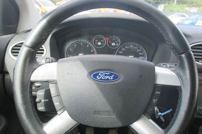 Sølv Ford Focus fra 2005