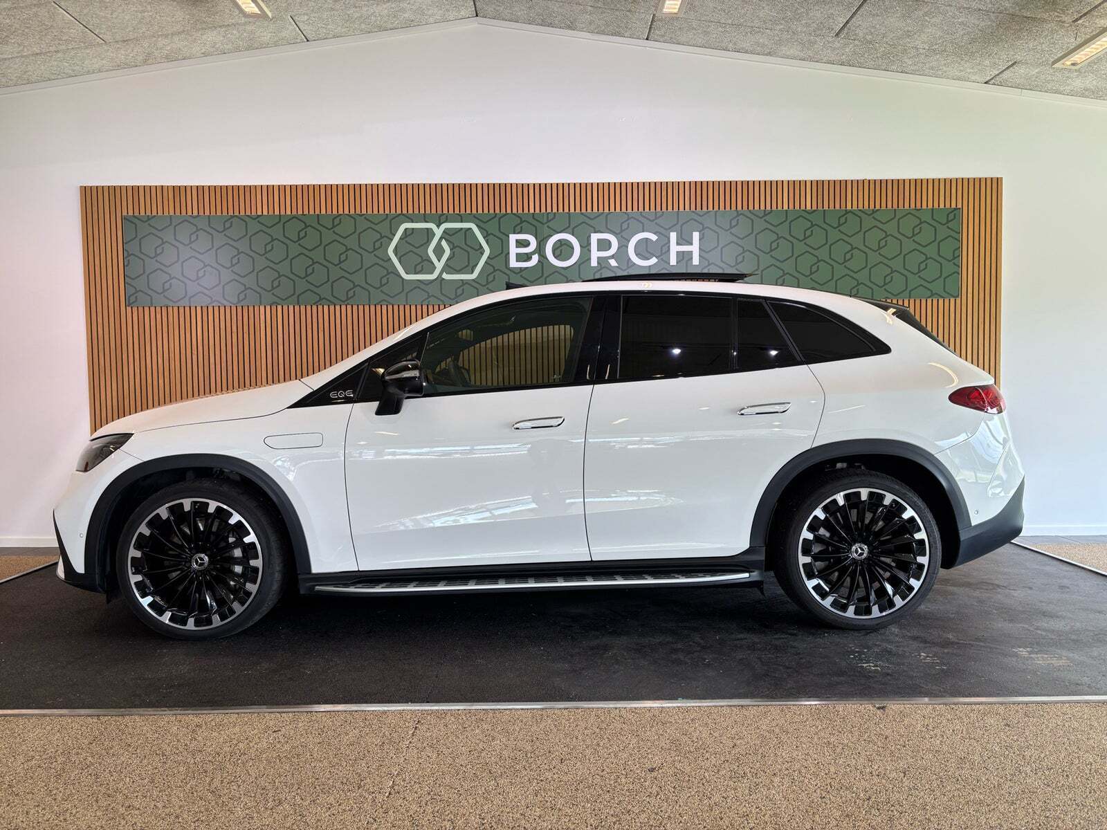 Hvid Mercedes EQE350 SUV fra 2024